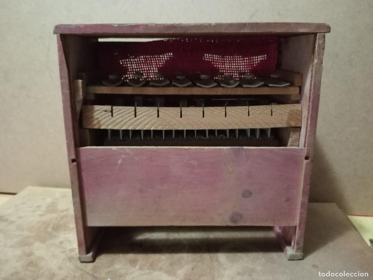 Juegos antiguos: Antiguo piano de juguete en madera - Foto 3
