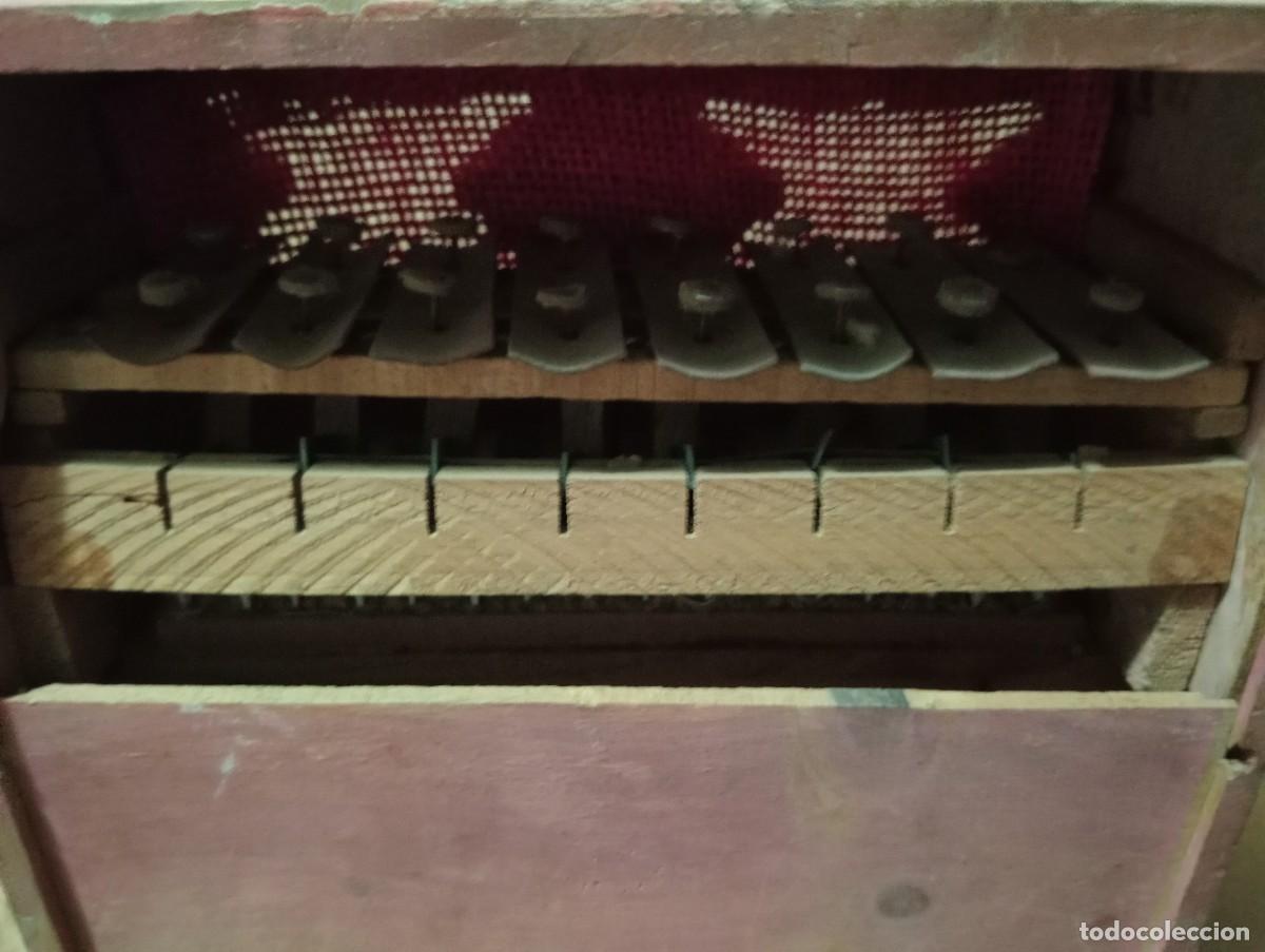 Juegos antiguos: Antiguo piano de juguete en madera - Foto 4