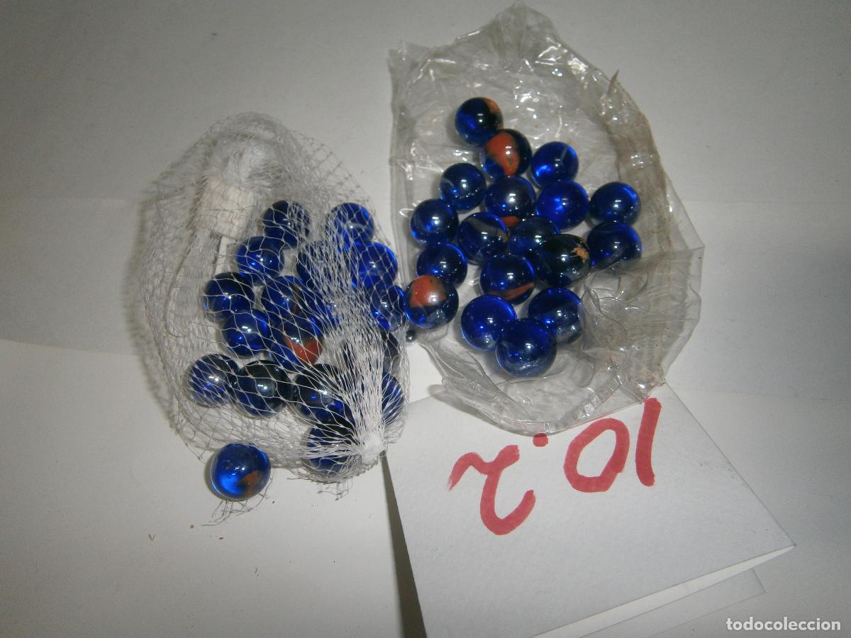 Juegos antiguos: LOTE DE BOLICHES O CANICAS AZULES - Foto 2