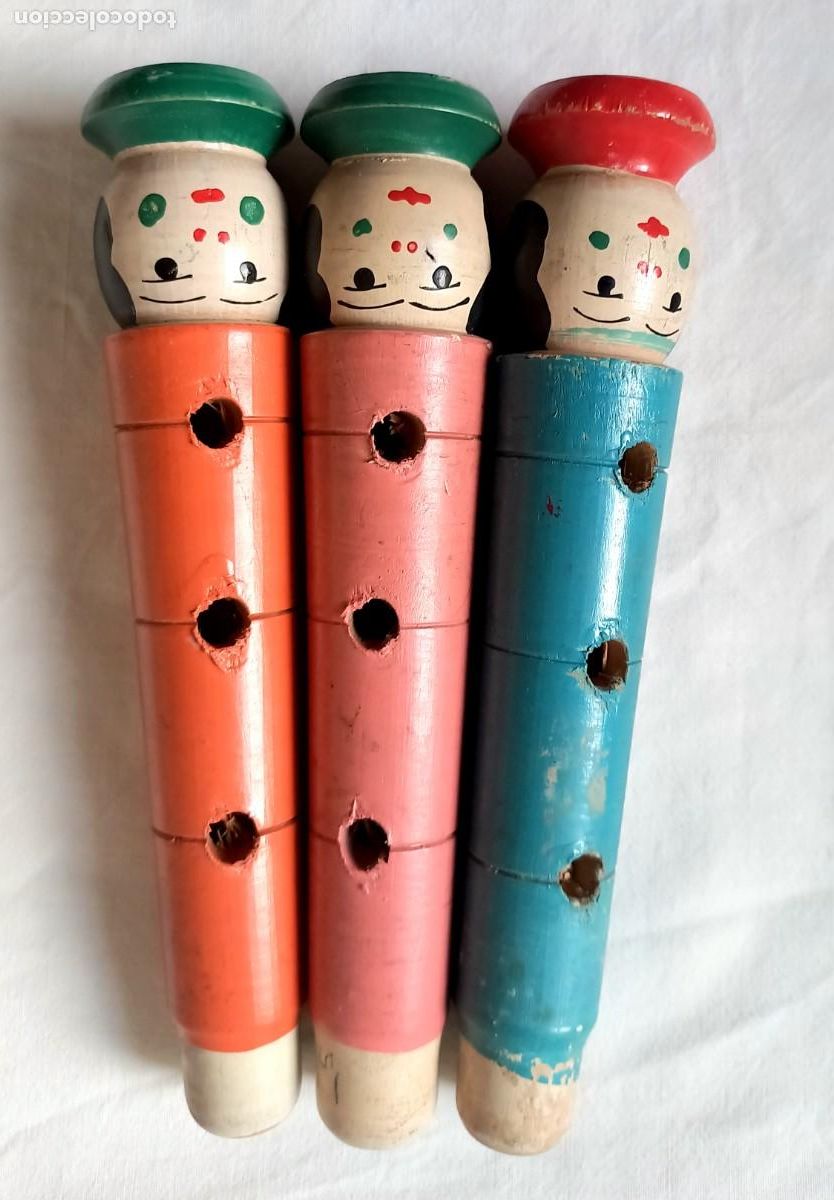 Juegos antiguos: Flauta de madera con cara de payaso. Tres agujeros. Solo una.