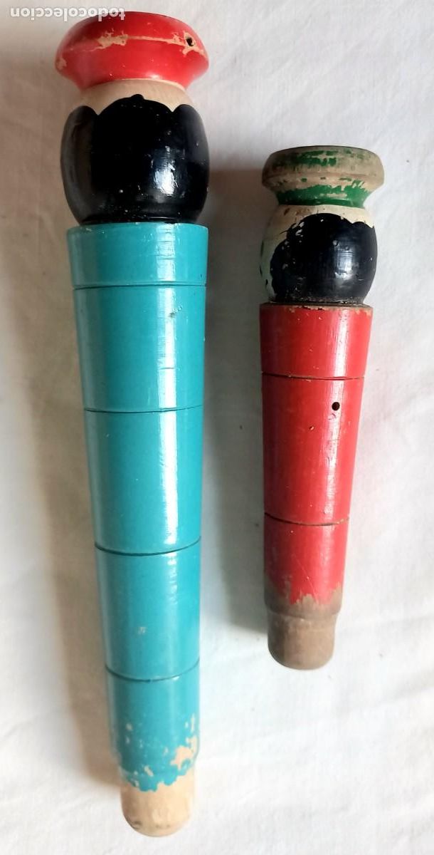 Juegos antiguos: Dos flautas madera con cara de payaso. Con deterioros -fta- - Foto 2