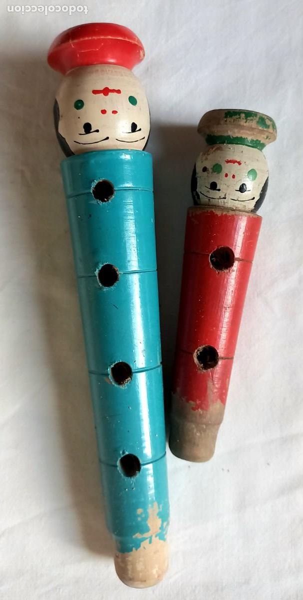 Juegos antiguos: Dos flautas madera con cara de payaso. Con deterioros