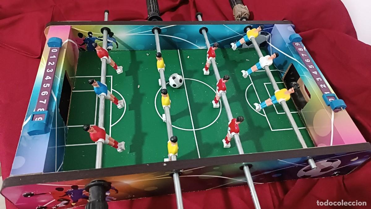 Antike Spiele: Futbol&iacute;n de mesa. Con 2 balones.