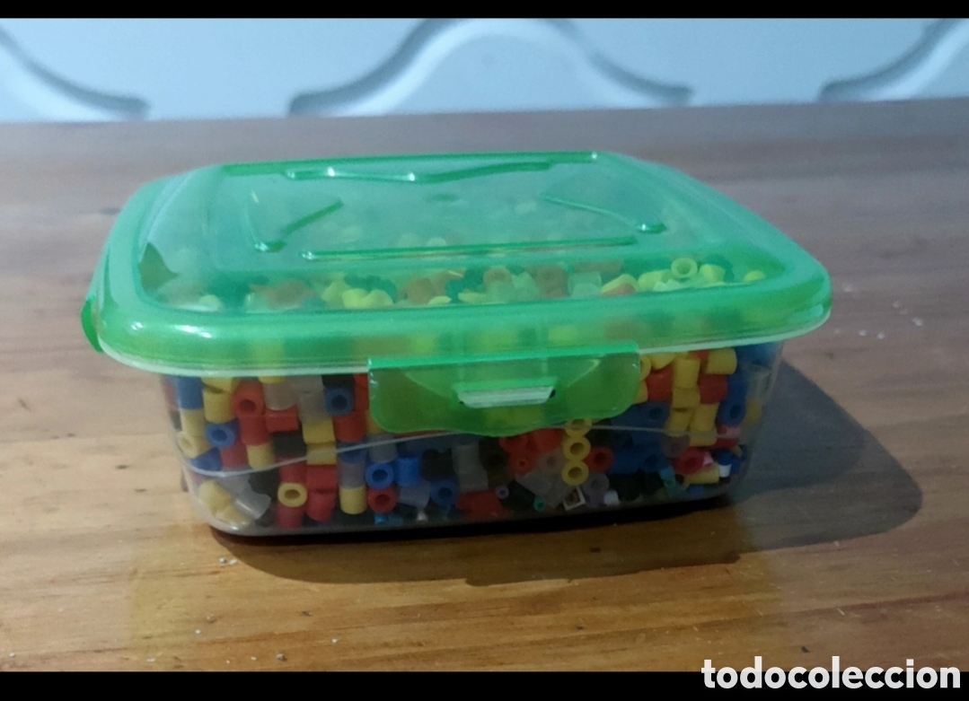 Juegos antiguos: Tupperware full of colorful Hama beads in various sizes (large and small). It comes with two pegboar
