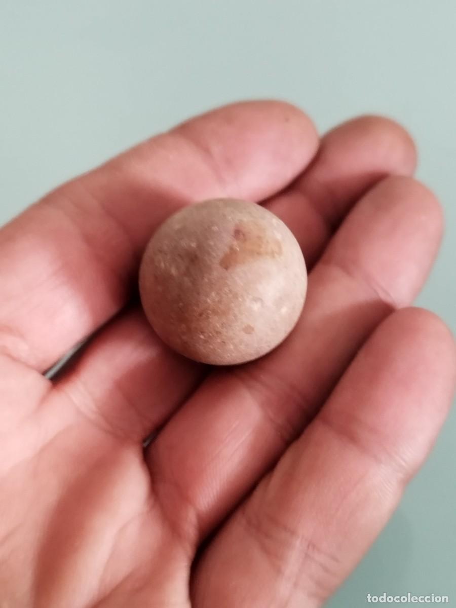 Juegos antiguos: Antigua canica antigua de barro, cer&aacute;mica o piedra.