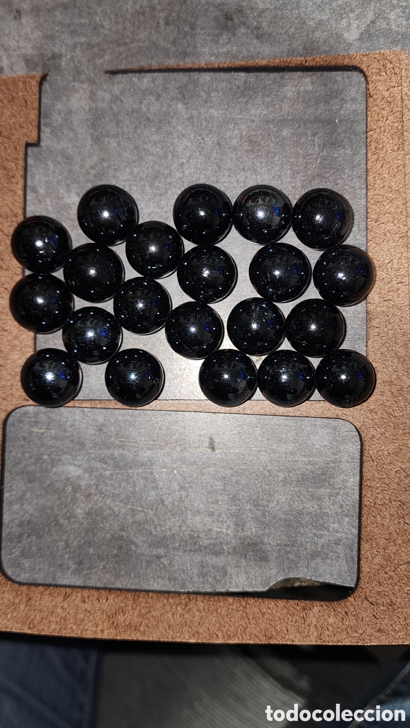 Juegos antiguos: Lote de 21 Canicas de Vidrio Negro Opaco 16mm - Estado Impecable (Mint)