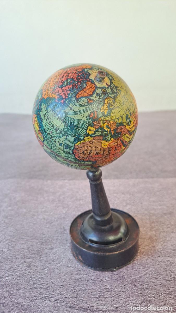 Juegos antiguos: Original y rara HUCHA con la BOLA DEL MUNDO de hojalata (lata) litografiada.