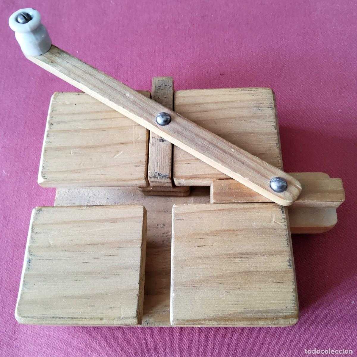 Juegos antiguos: JUGUETE ARTESANO QUE GIRANDO LA MANIVELA PRODUCE UN MOVIMIENTO HORIZONTAL Y VERTICAL A LA VEZ