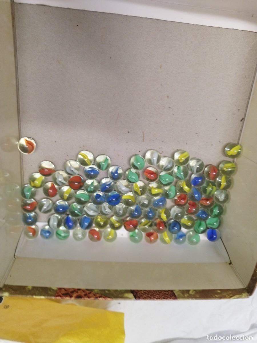 Juegos antiguos: Lote de 84 canicas de cristal.