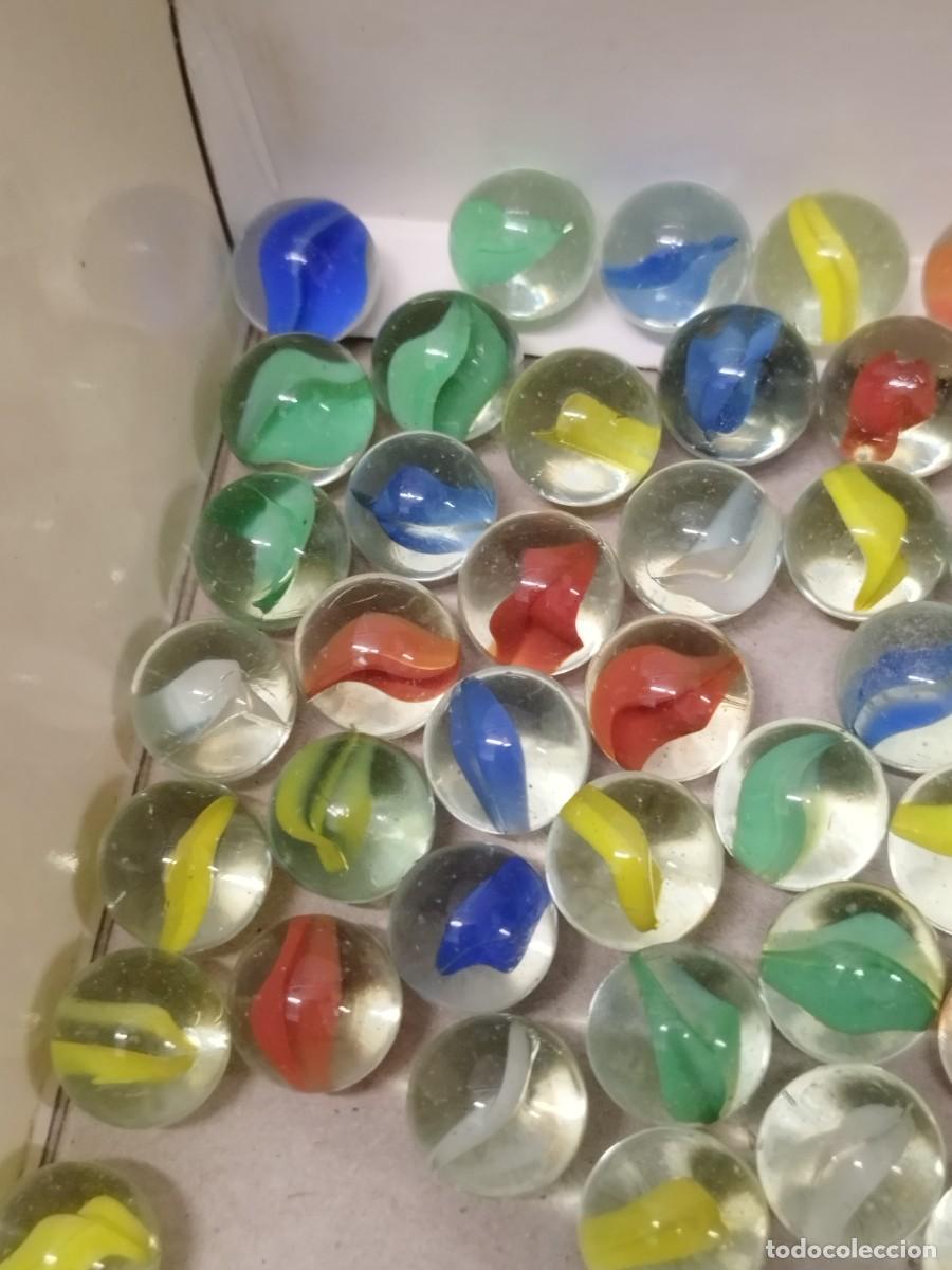 Juegos antiguos: Lote de 84 canicas de cristal. - Foto 2