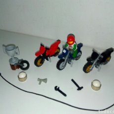 Juegos construcción - Lego: MUÑECO LEGO MOTORISTA + MOTOS + PIEZAS... RF7. Lote 199339990