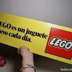 Juegos construcción - Lego: CARTEL ORIGINAL ESPAÑOL LEGO AÑOS 80 CHAPA DOBLE CARA LITOGRAFIADA-EXPOSITOR. Lote 321648663