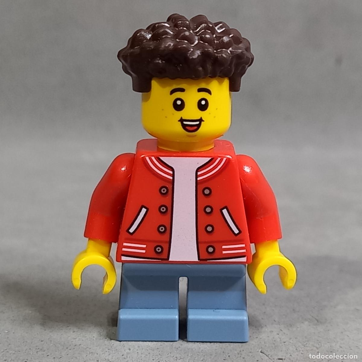 Jogos constru&ccedil;&atilde;o - LEGO: Chico joven con chaqueta roja, personaje del set 60326 del universo CITY, Minifigura original LEGO