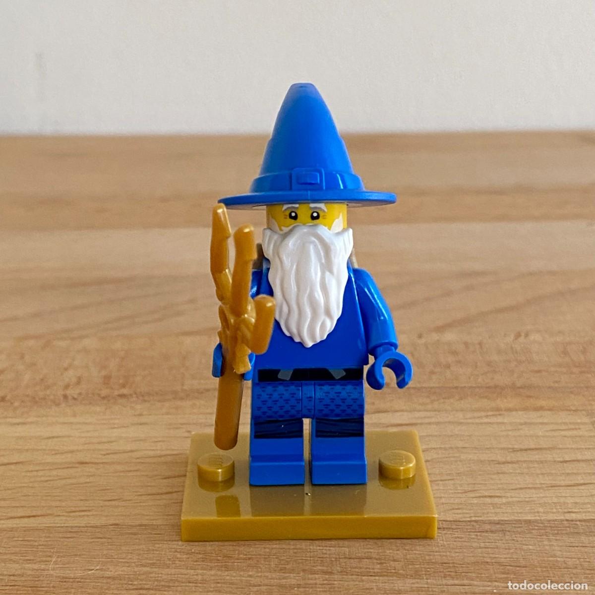 Giochi costruzione - LEGO: Lego Minifigura mago con mochila (92590) y tridente dorado (92290), sombrero y barba. Wizard.