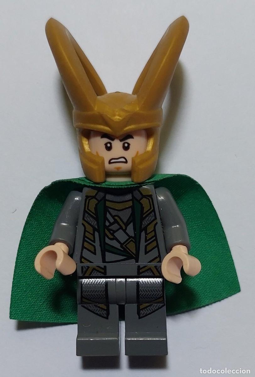 Juegos construcci&oacute;n - Lego: Original LEGO - Loki de Marvel Super Heroes lleva una capa de tela verde y un casco dorado con cuern