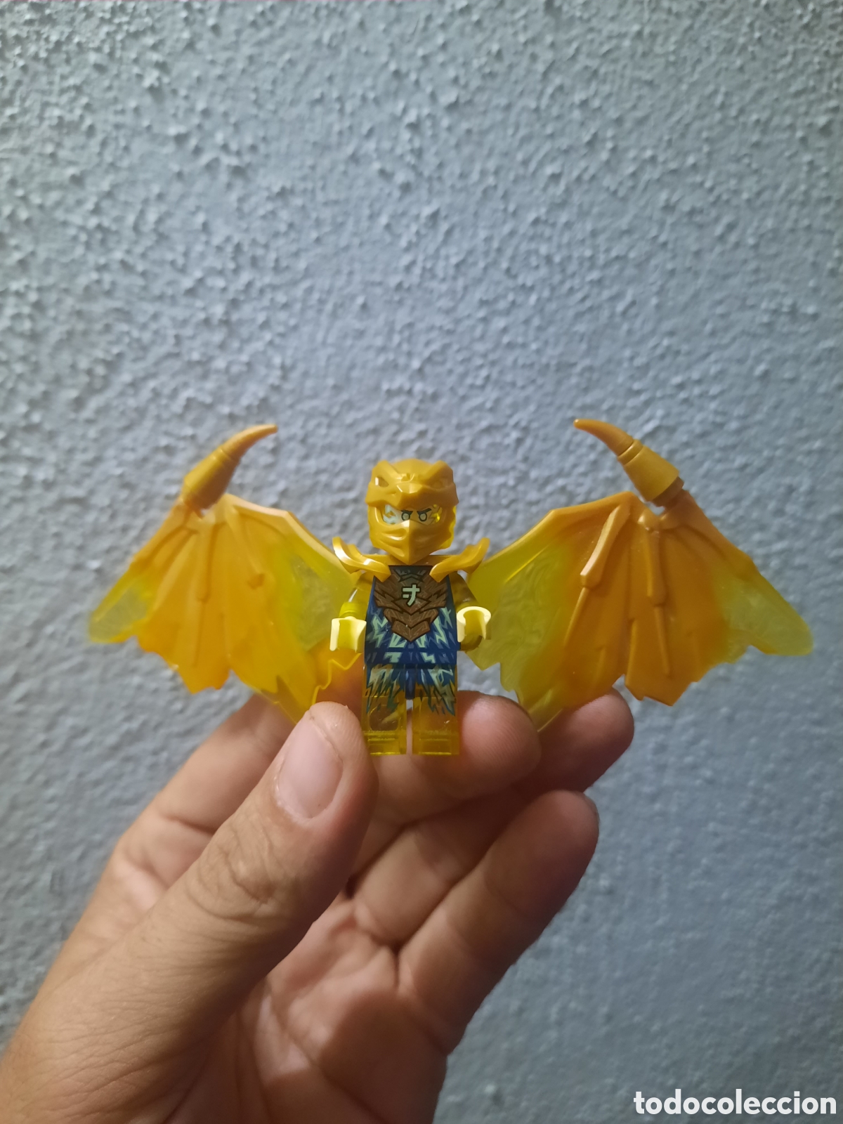 Construction games - LEGO: Minifigura de Jay Drag&oacute;n Dorado de la serie LEGO Ninjago Cristalizado.