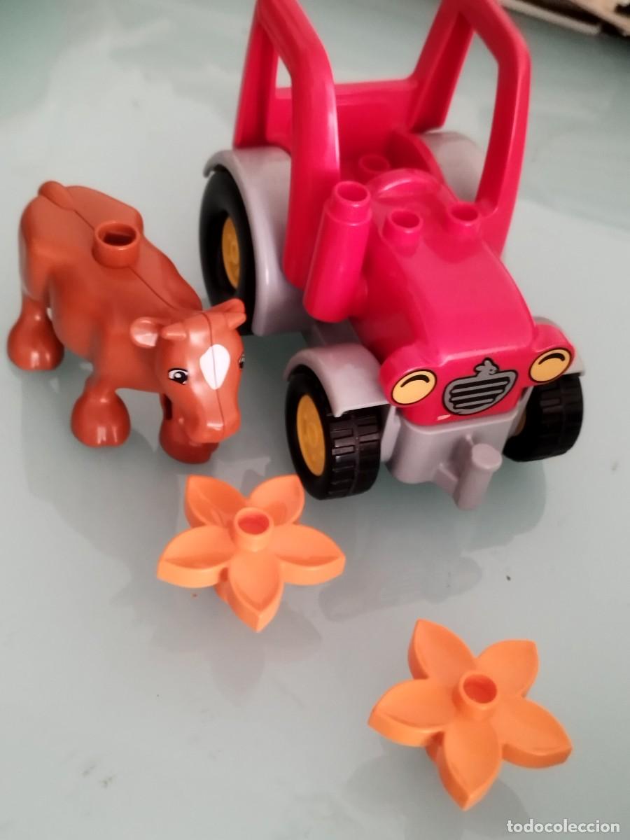 Spielzeug zum Bauen - LEGO: Figura Lego Duplo. Tractor de la granja, vaca y dos flores.