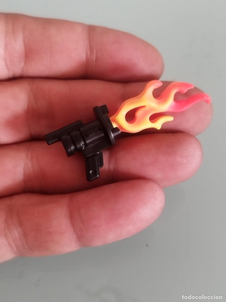 Juegos construcci&oacute;n - LEGO: Pistola de lego con llama de fuego.