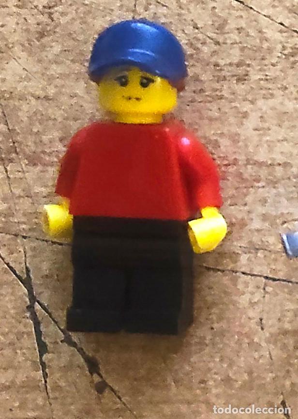 Juegos construcci&oacute;n - LEGO: lego - Figura cl&aacute;sica con camisa roja pantalon negro gorra azul - vintage a&ntilde;os 80 --