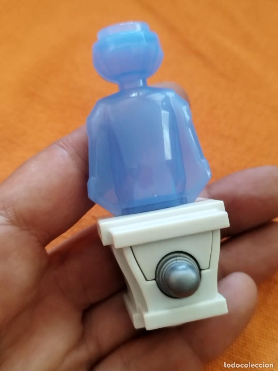 Juegos construcci&oacute;n - LEGO: LEGO holograma de la Princesa Leia en azul transl&uacute;cido, montada sobre una peque&ntilde;a base de proyector.