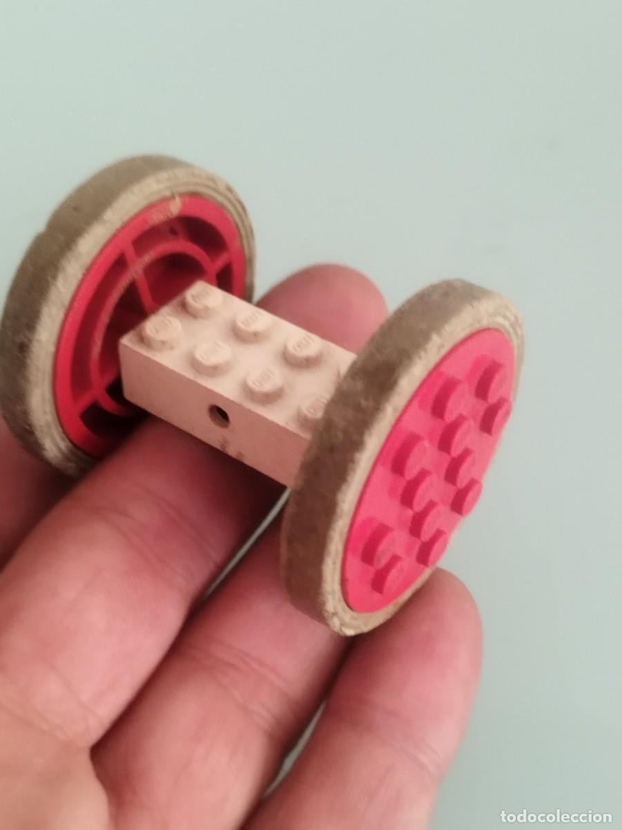 Juegos construcci&oacute;n - LEGO: LEGO de los a&ntilde;os 60, formada por un bloque central de 2x4 con tetones y dos ruedas.