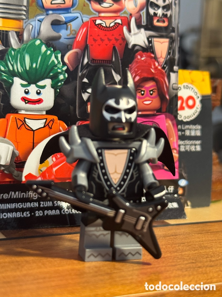 Juegos construcci&oacute;n - LEGO: Minifigura LEGO Batman Glam Metal (Serie 71017) Rock Kiss Guitarra
