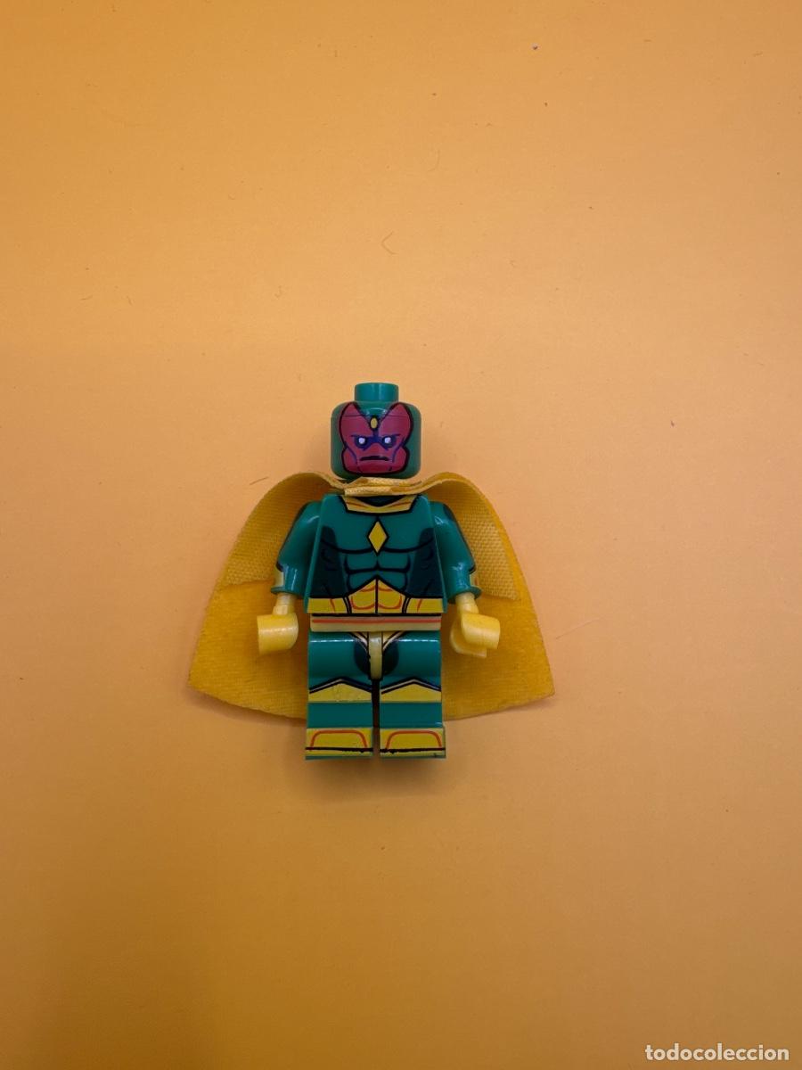 Juegos construcci&oacute;n - LEGO: VISI&Oacute;N VISION MARVEL AVENGERS &ndash; MINIFIGURA TIPO LEGO COMPATIBLE CON CAPA AMARILLA &ndash; SUPERH&Eacute;ROES