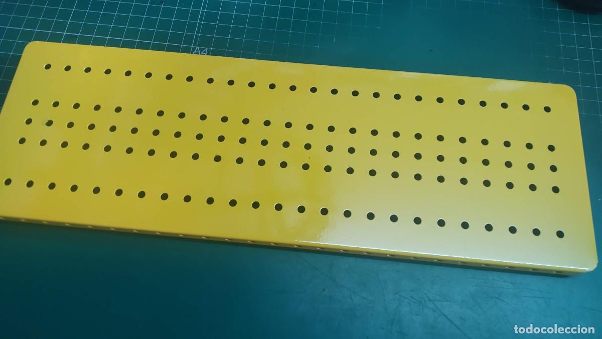 Spielzeug zum Bauen - Meccano: Meccano parte n&ordm; 236. Placa de 25 x 7 agujeros con caja n&ordm; 237 para guardar piezas.