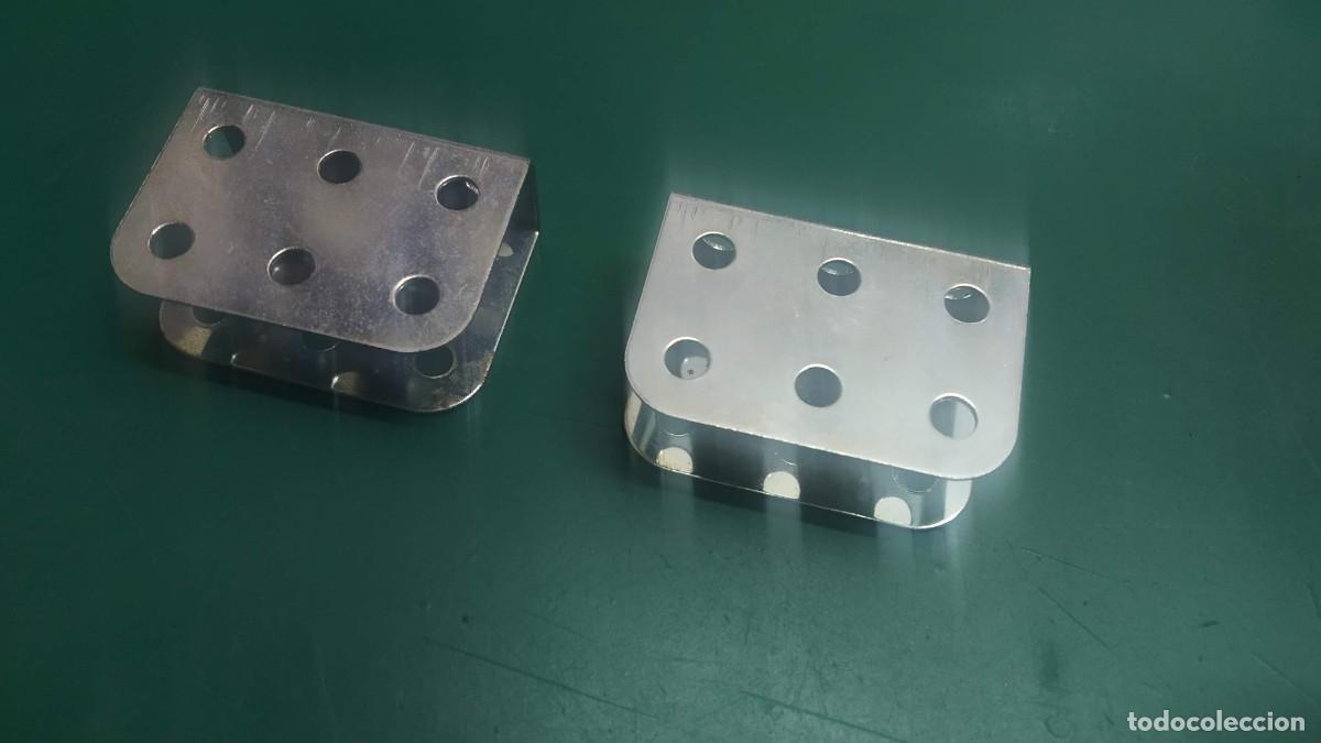 Juegos construcci&oacute;n - Meccano: MECCANO Parte n&ordm; 160. Lote 2 piezas acanaladas 3X2X1 agujeros.