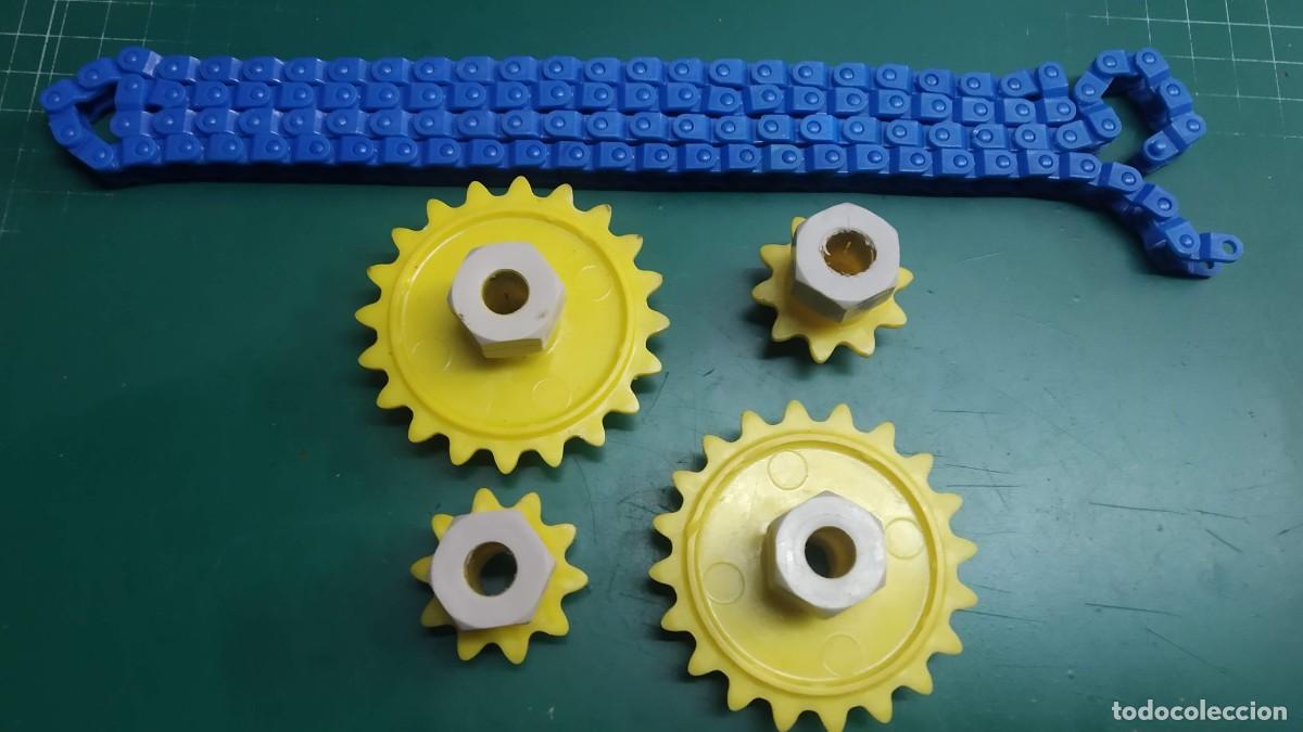 Juegos construcci&oacute;n - Meccano: MECCANO. Parte n&ordm; P74. Cadena de Plastico y 4 Engranajes. P83 y P84