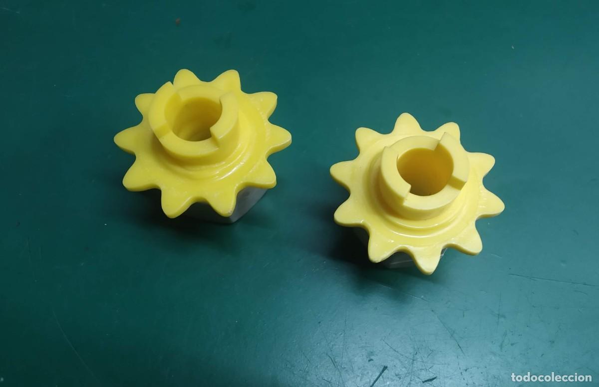 Juegos construcci&oacute;n - Meccano: Meccano. Parte P84. 2x Pi&ntilde;ones 10 dientes para cadena plastico