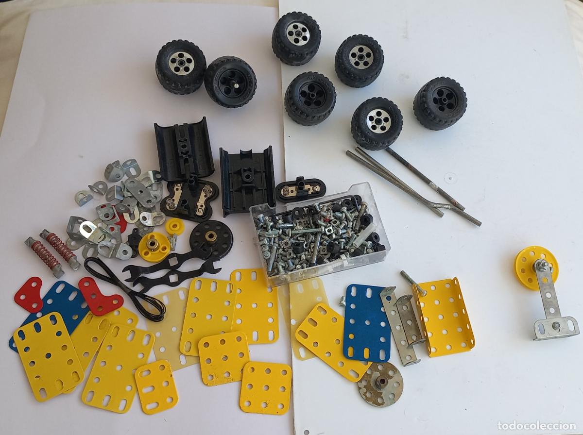 Juegos construcci&oacute;n - Meccano: Lote de piezas de construcci&oacute;n Meccano tornillos, tuercas, ruedas neum&aacute;ticos, ejes, amortiguadores
