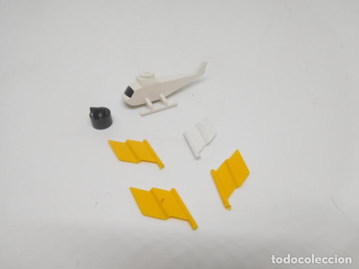 Juegos construcci&oacute;n - Tente: Lote de piezas tente con tara. Helic&oacute;ptero sin aspas, sin una de las patas. Banderas y ca&ntilde;&oacute;n peque&ntilde;o