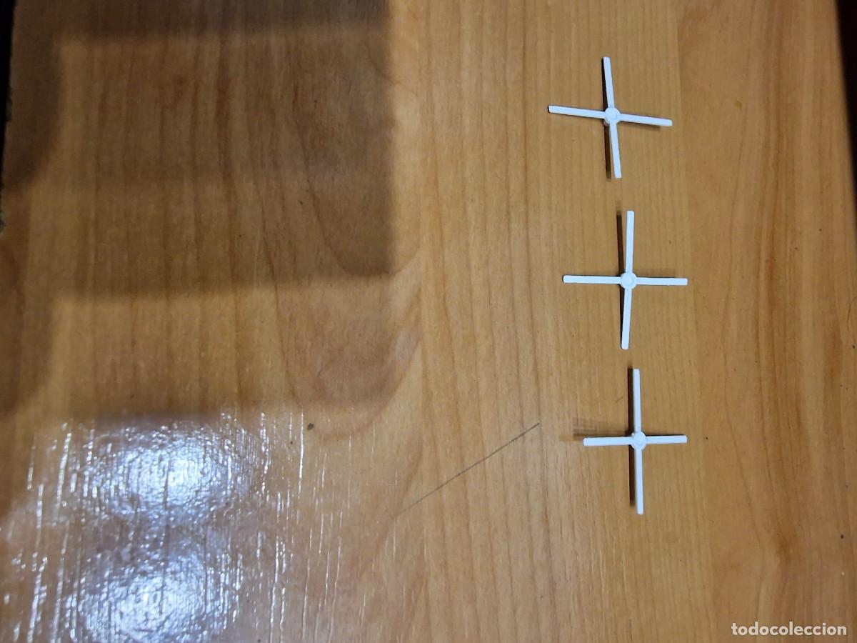 Juegos construcci&oacute;n - Tente: Lote 2847. Tente, 3 h&eacute;lices de helic&oacute;ptero, en blanco