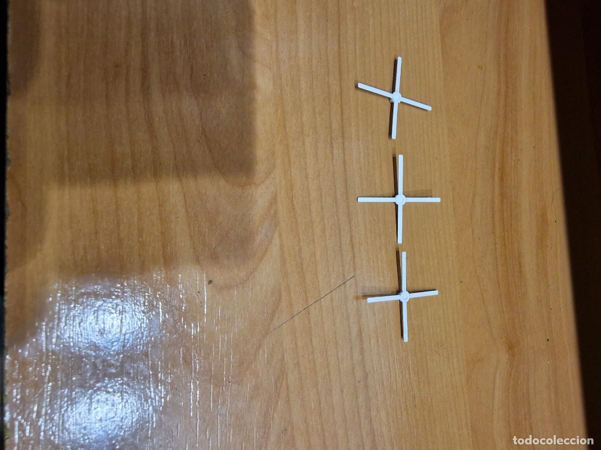 Juegos construcci&oacute;n - Tente: Lote 2848. Tente, 3 h&eacute;lices de helic&oacute;ptero, en blanco