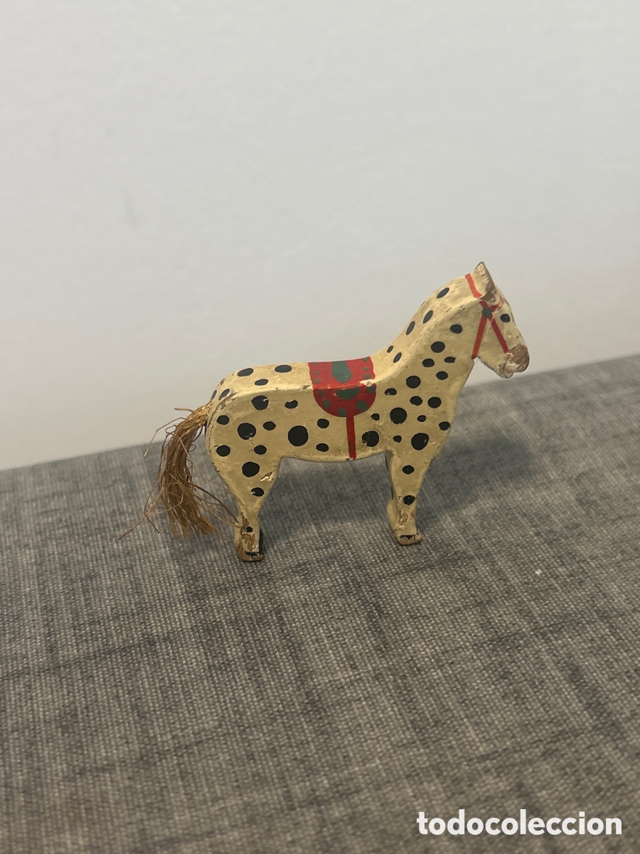 Juegos educativos: Caballo antiguo pintado a mano con cola de paja