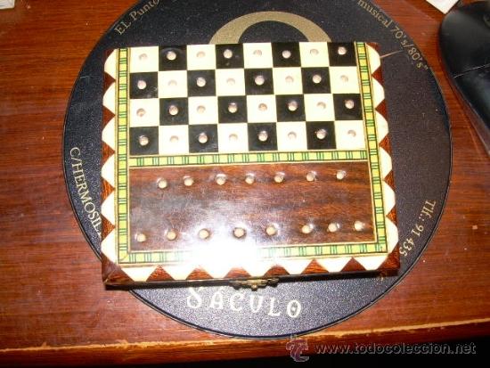 Juegos de mesa: Ajedrez recuerdo de La Alhambra, peque&ntilde;o, completo, la caja hace de tabla de juego.