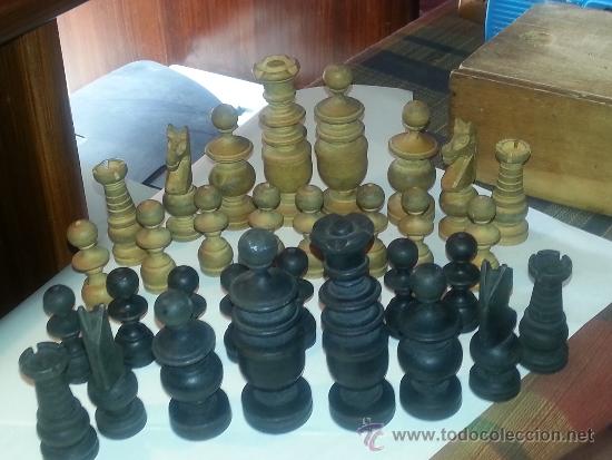 Juegos de mesa: Ajedrez hecho a mano por ebanista; las negras en madera de haya ebonizada, y las blancas al natural