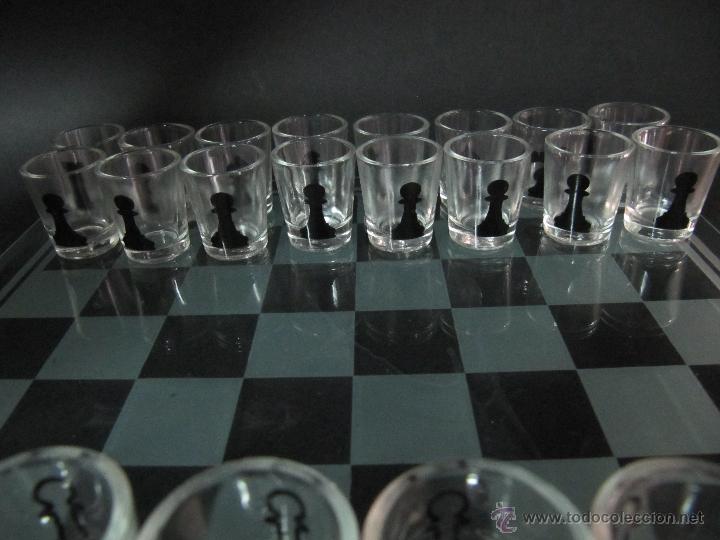 Juegos de mesa: ajedrez con vasos de chupitos de cristal. chupito - Foto 3