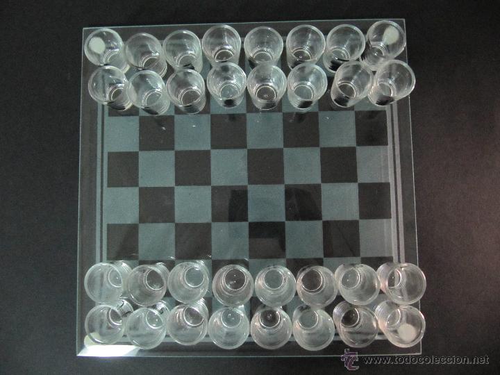 Juegos de mesa: ajedrez con vasos de chupitos de cristal. chupito - Foto 4