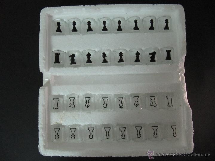 Juegos de mesa: ajedrez con vasos de chupitos de cristal. chupito - Foto 5