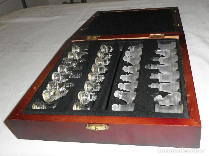 Juegos de mesa: juego de ajedrez de cristal en su caja de madera - Foto 2