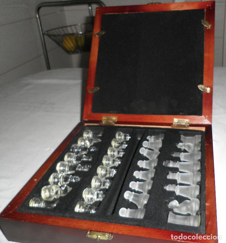 Juegos de mesa: juego de ajedrez de cristal en su caja de madera - Foto 3