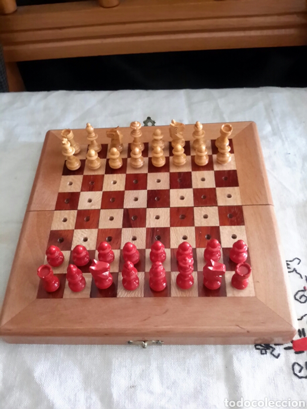 Juegos de mesa: Antiguo ajedrez de madera de bolsillo - Foto 1