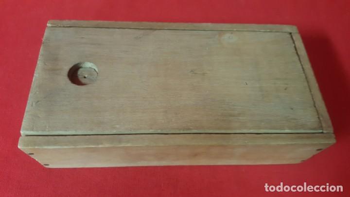 Juegos de mesa: Caja de madera con piezas de ajedrez talladas de madera. - Foto 1