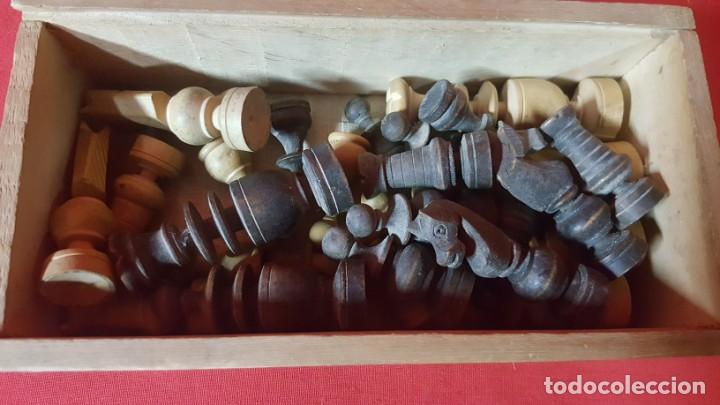 Juegos de mesa: Caja de madera con piezas de ajedrez talladas de madera. - Foto 2