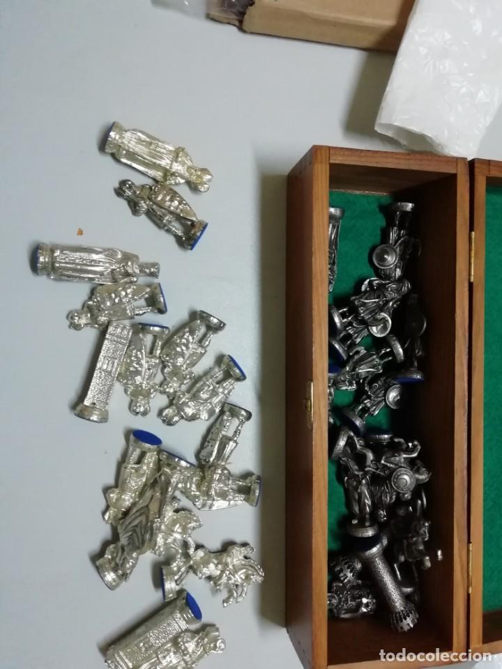 Juegos de mesa: Ajedrez medieval de metal con tablero - Foto 1