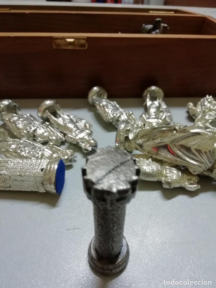 Juegos de mesa: Ajedrez medieval de metal con tablero - Foto 2
