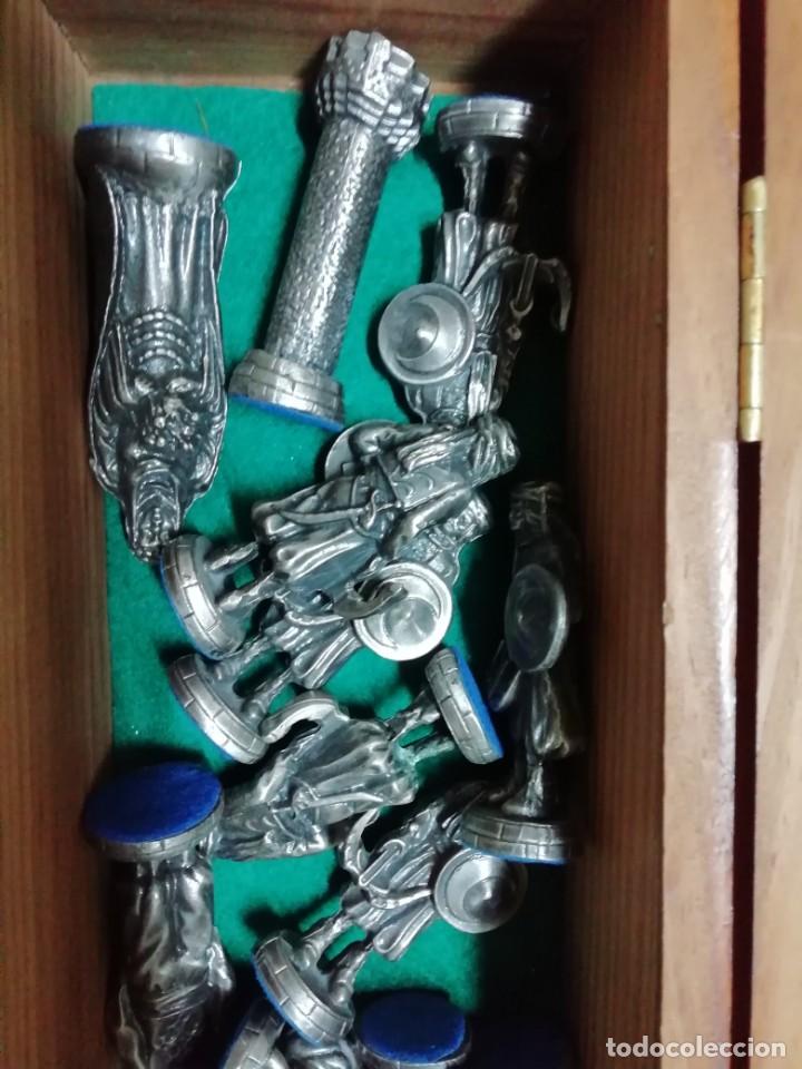 Juegos de mesa: Ajedrez medieval de metal con tablero - Foto 3