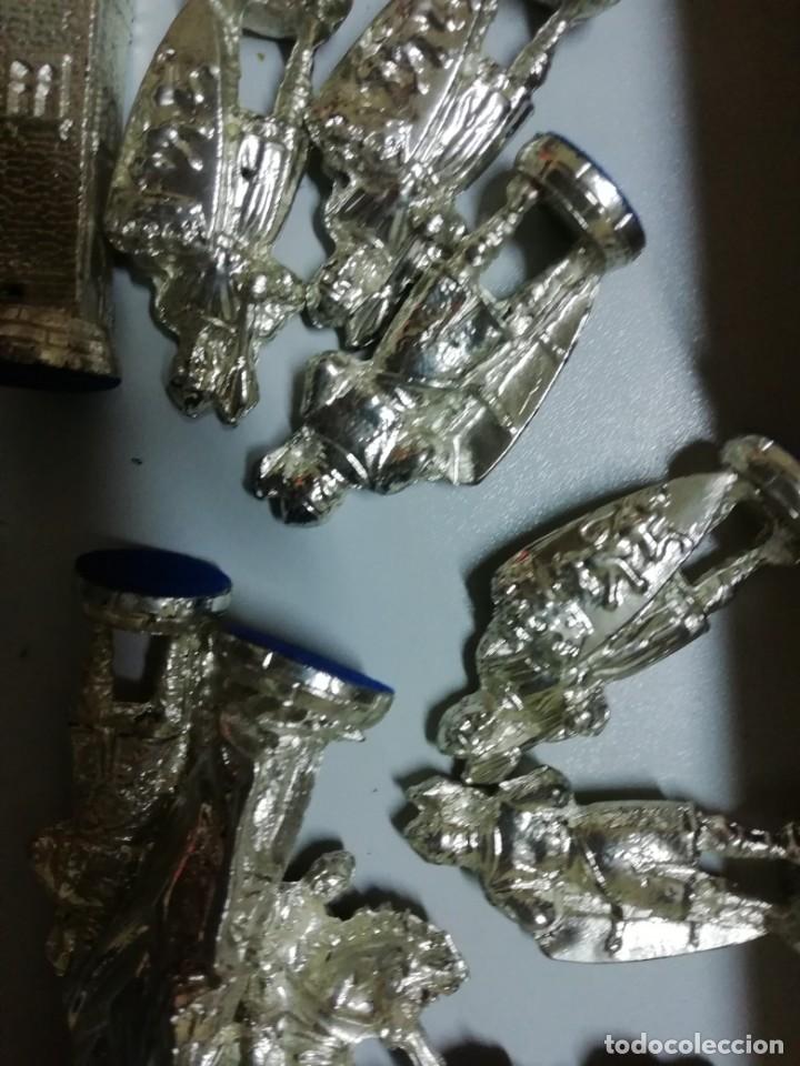 Juegos de mesa: Ajedrez medieval de metal con tablero - Foto 4